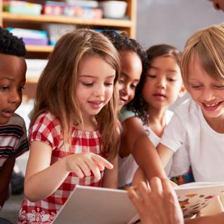 Jak wspierać dziecko, które boi się występować publicznie?